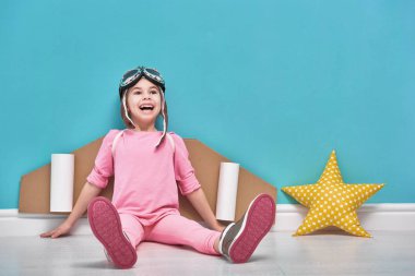 Kız bir astronot kostüm