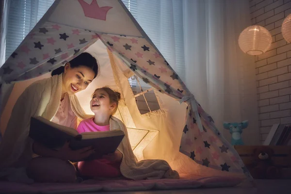 Mamma och barn läser bok — Stockfoto