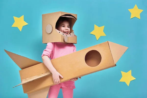 Ragazza in costume da astronauta — Foto Stock