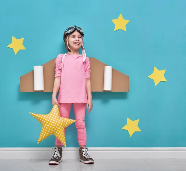 Menina em um traje de astronauta — Fotografia de Stock