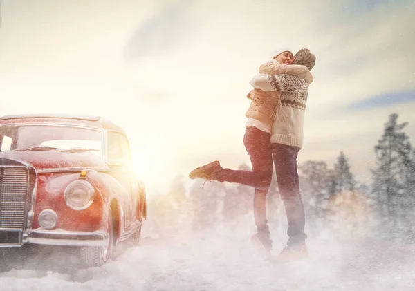 Pareja amorosa y coche vintage — Foto de Stock