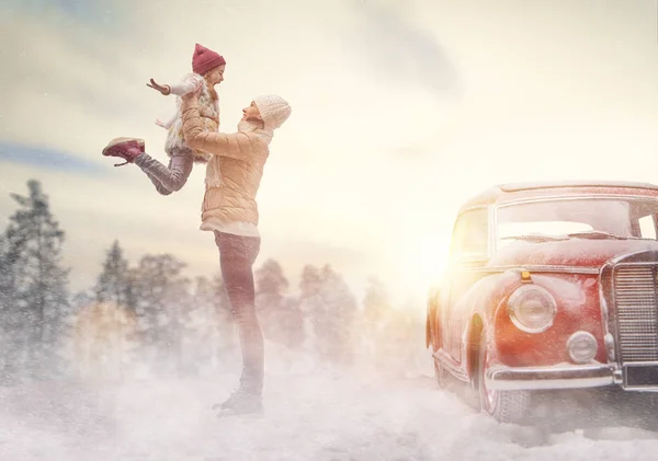Mère, enfant et voiture vintage — Photo