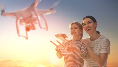 Çocuk ve drone ile oynarken anne