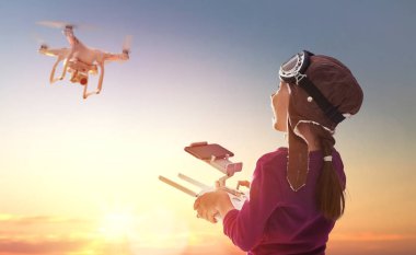 Çocuk drone ile oynuyor