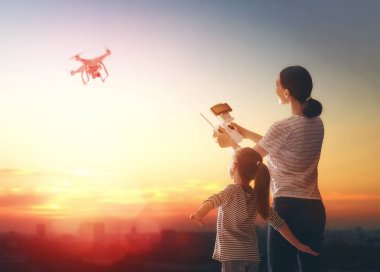 Çocuk ve drone ile oynarken anne