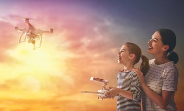 Çocuk ve drone ile oynarken anne