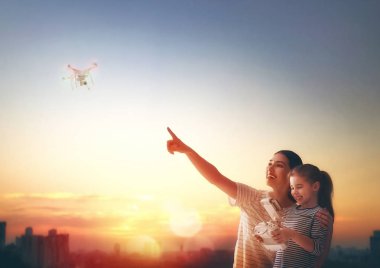 Çocuk ve drone ile oynarken anne