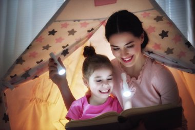 Anne ve çocuk kitap okuyor