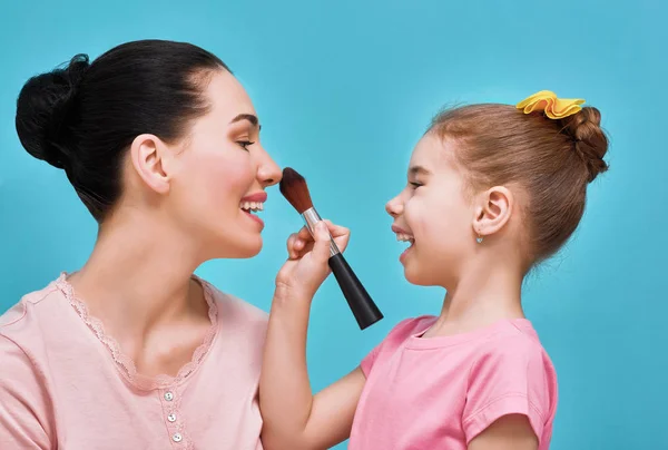 Anne ve kızı makyaj yapıyorsun — Stok fotoğraf