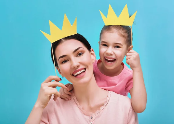 Mamma och barn håller crown — Stockfoto