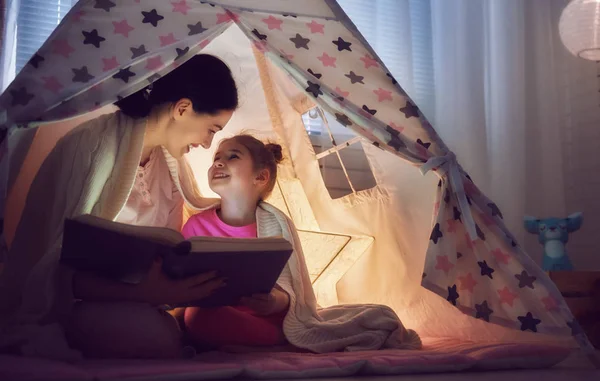 Mutter und Kind lesen Buch — Stockfoto
