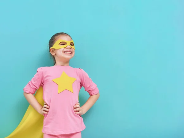 Kind speelt superheld — Stockfoto