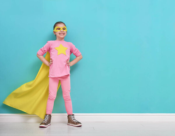 ребенок играет супергероя
