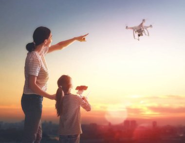 Çocuk ve drone ile oynarken anne