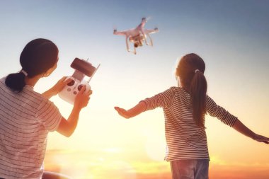 Çocuk ve drone ile oynarken anne