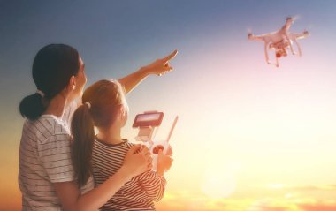 Çocuk ve drone ile oynarken anne