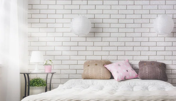 Slaapkamer in zachte lichte kleuren — Stockfoto