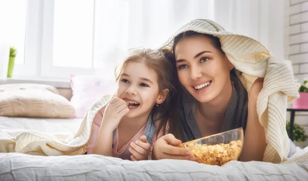Madre e hija comiendo palomitas de maíz —  Fotos de Stock