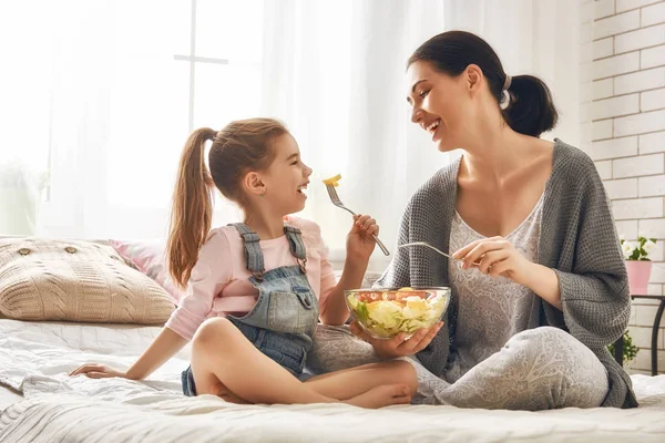 Madre e hija comiendo ensalada —  Fotos de Stock