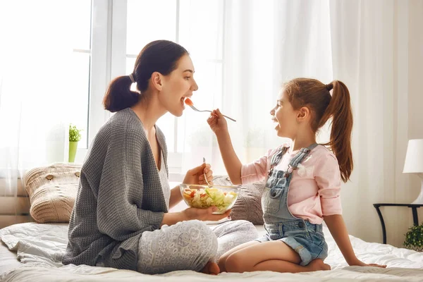Madre e hija comiendo ensalada — Foto de Stock