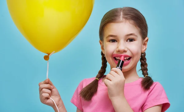 Ragazza su sfondo di parete blu brillante — Foto Stock