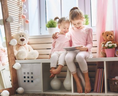 tablet ile oynayan çocuklar
