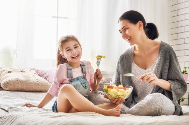 Anne ve kızı salata yemek