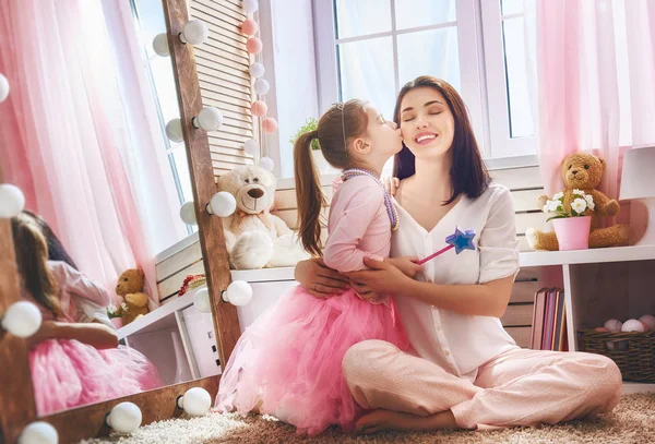 Mamma och dotter leker prinsessa — Stockfoto
