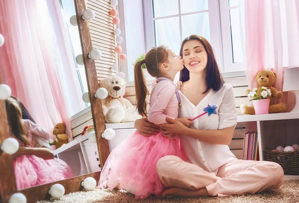 Mamá y su hija jugando princesa — Foto de Stock