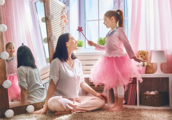 Mom and daughter playing Princess — Stock Photo, Image