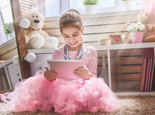 Bambino sta giocando con tablet — Foto Stock