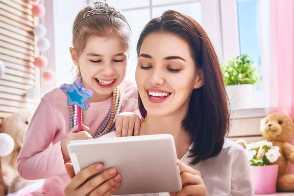 Mom and child with tablet — Stock Photo, Image