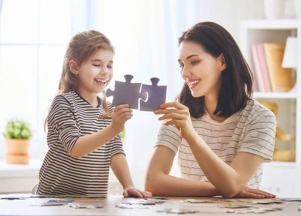 Mère et fille font des puzzles — Photo