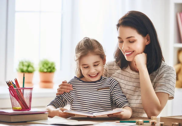 Maman et enfant lisant un livre — Photo