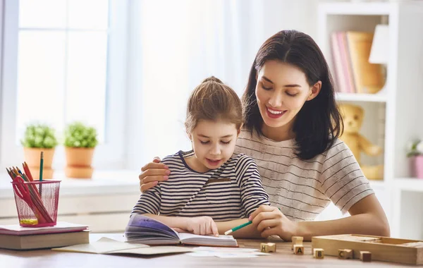 Mutter und Kind lesen ein Buch — Stockfoto