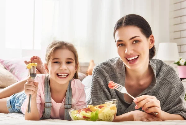 Madre e hija comiendo ensalada — Foto de Stock