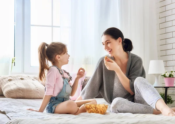 Matka i córka jedzenie popcorn — Zdjęcie stockowe