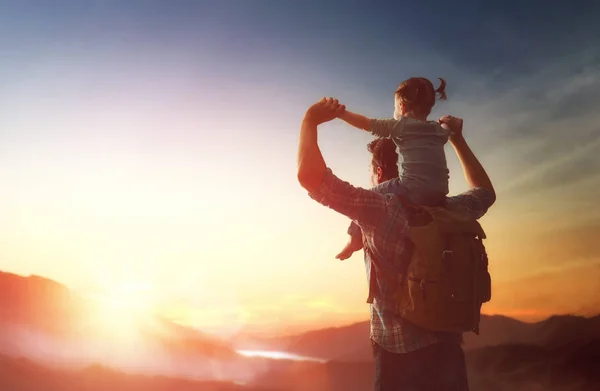 Père et bébé au coucher du soleil — Photo