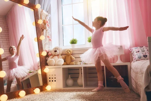 Menina sonhos de se tornar uma bailarina — Fotografia de Stock