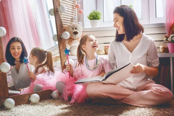 Mãe e filha lendo um livro — Fotografia de Stock