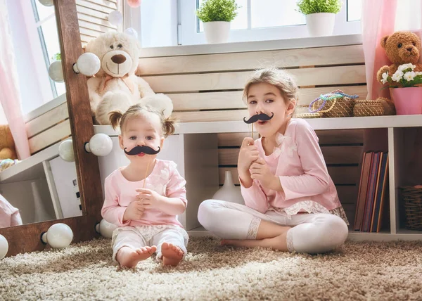 Niñas con accesorios de papel — Foto de Stock