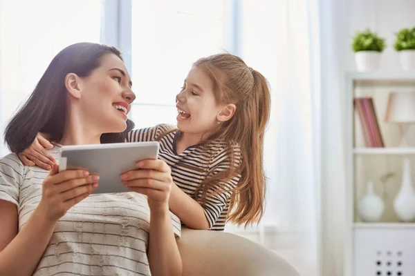 Mom and child with tablet — Stock Photo, Image