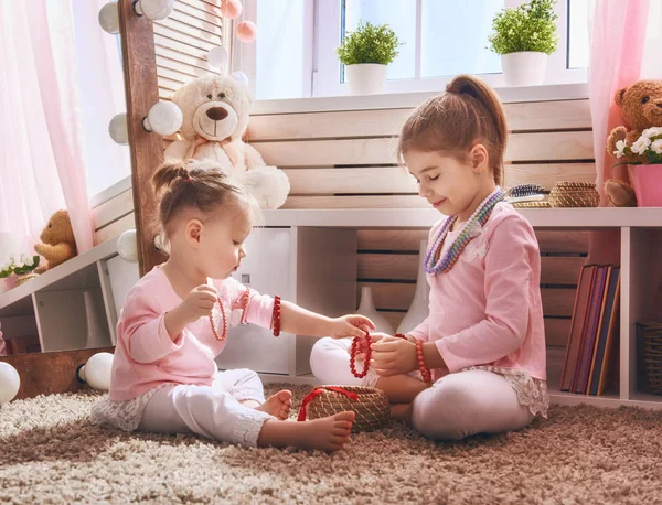 As crianças estão brincando juntas — Fotografia de Stock