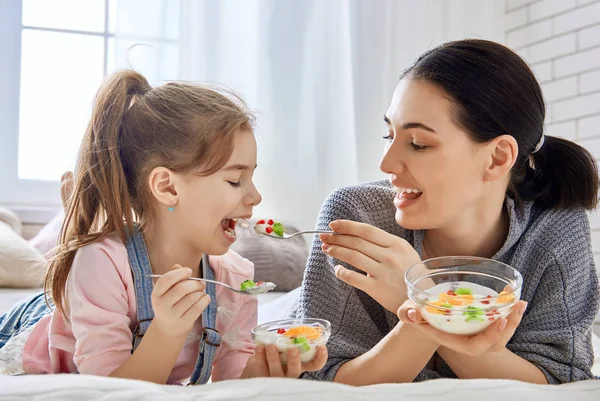 Mother and daughter eating salad — Stock Photo, Image