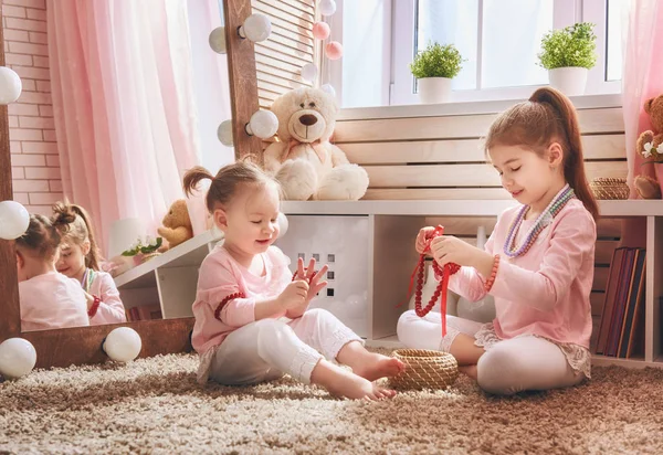 Barn leker tillsammans — Stockfoto
