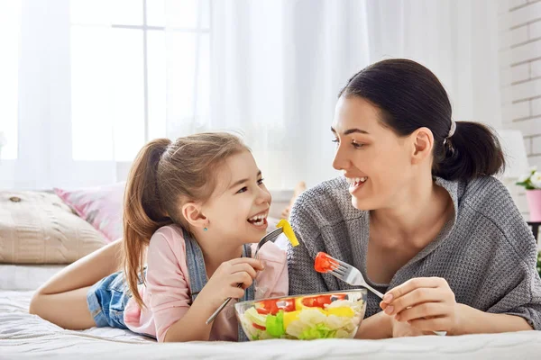 Anne ve kızı salata yemek — Stok fotoğraf