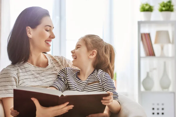 Mãe e criança lendo um livro — Fotografia de Stock