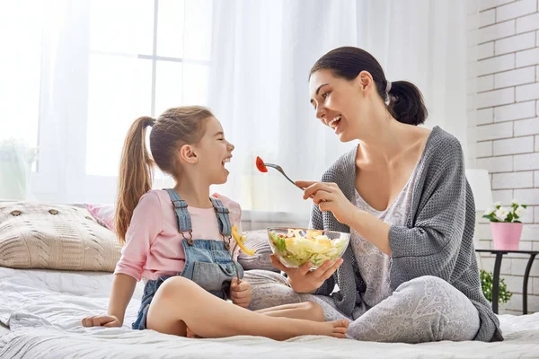 Мати і дочка їдять салат — стокове фото