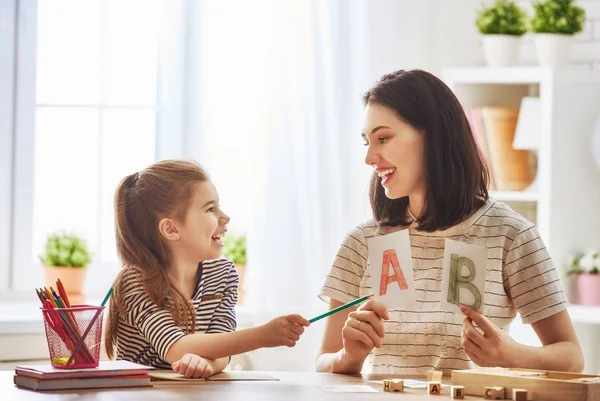 Mujer enseña a niño el alfabeto — Foto de Stock