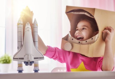 Kız bir astronot kostüm